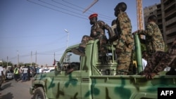 Des militaires soudanais surveillant des manifestants devant le ministère de la défense à Khartoum, le 27 avril 2019.