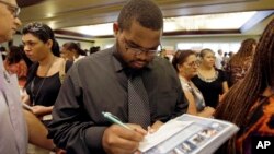 지난 8월 미국 플로리다주 마이에미레이크스에서 열린 취업박람회에 모인 구직자들. (자료사진)