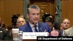 资料照：2025年6月11日，美国国防部长皮特·海格塞斯在参议院拨款委员会国防小组委员会上作证。
