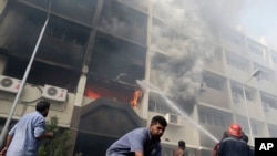 Un bâtiment du gouvernement incendié jeudi par des militants pro-Morsi en Egypte 