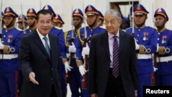 Malaysia's Prime Minister Mahathir Mohamad accompanied by his Cambodian counterpart Hun Sen inspect an honour guard at the Peace Palace in Phnom Penh, Cambodia, September 3, 2019.