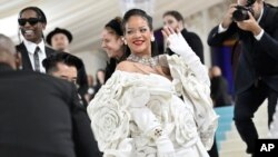 ریحانا، آوازخوان امریکایی، برای هنرنمایی در این مراسم نه میلیون دلار دریافت کرده است.