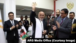 غنی، روند توزیع تذکره الکترونیکی را آغاز کرد؛ ولی عبدالله، آن را عامل بحران و نامشروع خواند