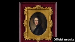 پرتره «چارلز دیکنز» کشیده شده توسط «مارگارت گیلیز» ۱۴ سانتیمتر طول دارد