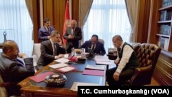 土耳其总统埃尔多安在电话上和美国总统川普交谈（2017年11月24日）