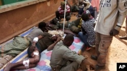 Para tentara Mali yang terluka dalam ledakan bom mobil, mendapatkan perawatan medis di kota Gao, Rabu (18/1).