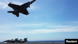 2018年4月10日，一架F-18战斗机从罗斯福号航母起飞，罗斯福号航母目前正在南中国海参加例行演练。