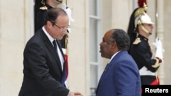 Le président français Francois Hollande reçoit le président du Gabon Ali Bongo Ondimba à l'Elysée le 5 juillet 2012. (REUTERS/Mal Langsdon) 