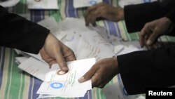 2012年12月15日投票结束后，官员在开罗以北大约62.5公里扎加济点算选票