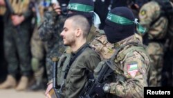 Omer Wenkert, dîlekî ku mîlîtanên Hamasê li Nusyrat, li navenda Kerta Gazayê radestê Xaça Sor dikin, 22 Sibat, 2025. 