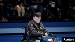 一名老兵出席2024年6月6日在法国北部诺曼底举行的登陆(D-Day)80周年纪念活动。（路透社） 