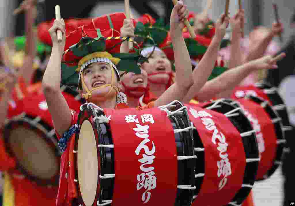Para penari dan pemain drum tampil dalam festival Morioka Sansa pada festival seni di jalanan di distrik Toranomon, Tokyo, Jepang.