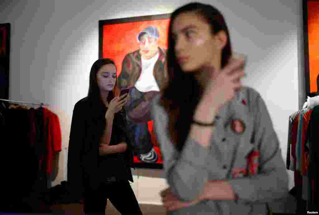 Para model menunggu di belakang panggung selama berlangsungnya ajang &quot;Mercedes-Benz Fashion Week&quot; di Tbilisi, Georgia.