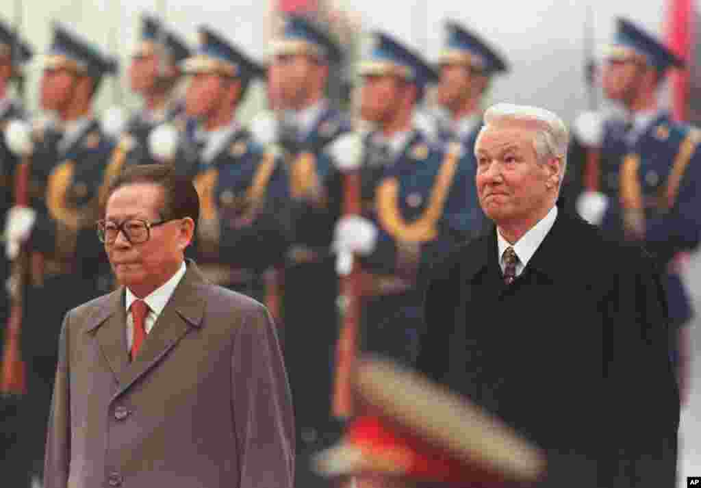 1997年11月10日，俄罗斯总统叶利钦和中国主席江泽民在天安门广场的欢迎仪式上，身后是仪仗队