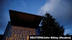 Uingereza yaweka masharti makali zaidi kutokana na maambukizi ya aina mpya nchini humo. Bango linaloeleza masharti hayo limewekwa na serikali ya nchi hiyo.