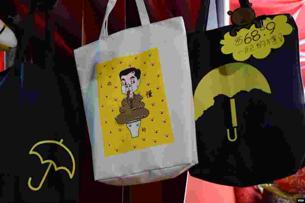 旺角花墟年宵市场档主江小姐售卖的一款恶搞特首梁振英购物袋