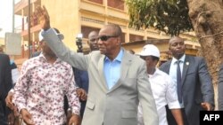 Le président guinéen Alpha Condé saluant la foule à Conakry, 4 février 2018.