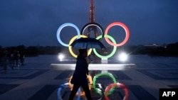 资料照片：法国巴黎艾佛尔铁塔附近的奥运五环标志。(2017年9月13日）