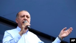 Le président turc, Recep Tayyip Erdogan, s'adresse aux partisans de son parti au pouvoir Justice et développement (AKP) lors d'un rassemblement à Nigde, le 11 juin 2018. 