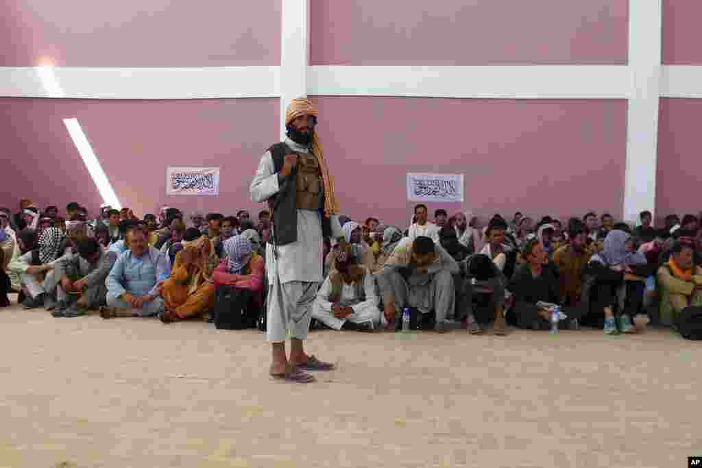 گروه طالبان شماری از منسوبان امنیتی و کارمندان دولت را در شهر غزنی بازداشت کردند.