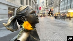 纽约证券交易所外戴着一朵鲜花的无畏女孩塑像。(2024年10月23日)