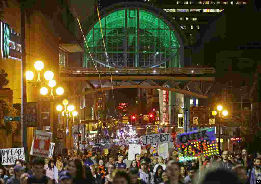 បាតុករ​រាប់​សិប​រយ​នាក់​ធ្វើការ​ដង្ហែ​ក្បូន​កាត់​មជ្ឈមណ្ឌល​សន្និបាត​វ៉ាស៊ីនតោន​នៅ​ក្រុង Seattle ស្រប​ពេល​ដែល​ពួកគេ​ធ្វើ​បាតុករ​តវ៉ា​ប្រធានាធិបតីជាប់​ឆ្នោត​លោក​ដូណាល់ ត្រាំ កាល​ពី​ថ្ងៃ​ទី​០៩ ខែ​វិច្ឆិកា ឆ្នាំ​២០១៦។&nbsp;