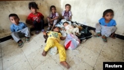 지난 17일 예멘 호데이다에서 '아랍동맹군'과 후티 반군의 전투를 피해 피난한 아이들이 학교 교실에 모여 있다. 