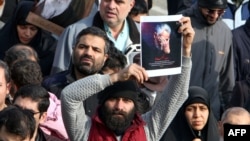 Čovjek drži sliku ubijenog Qasema Soleimanija tokom današnjih demonstracija u Teheranu (Foto: AFP/Atta Kenare)