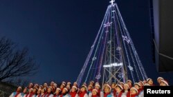 지난 2010년 12월 한국 김포시 애기동 등탑 점등식에서, 한 교회 성가대가 성탄절 성가를 부르고 있다. (자료사진)