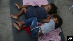 Anak-anak migran tidur di sebuah penampungan di Nuevo Laredo, Meksiko, 17 Juli 2019. 