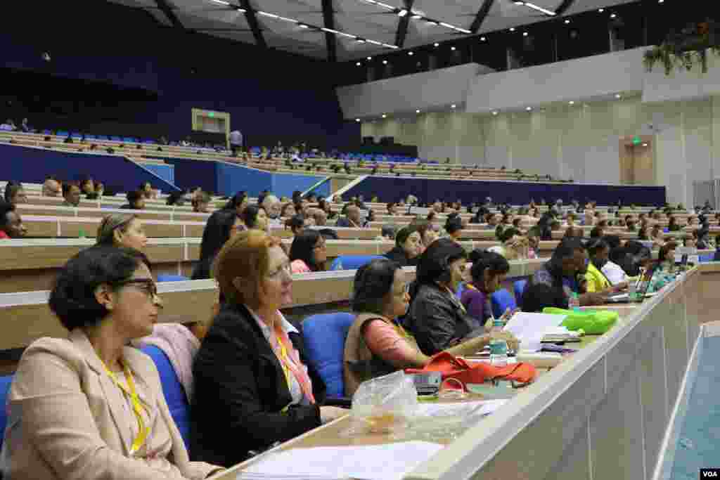 អ្នកជំនាញ មន្រ្តី​រដ្ឋាភិបាល និង​អ្នក​ចូលរួមប្រមាណជា​១៥០០នាក់ ​មកពី​ប្រទេស​ចំនួន​៨៥ កំពុង​ចូល​រួម​ក្នុង​វេទិកា​ដៃគូ​អន្តរជាតិ​ស្តីអំពីសុខភាពស្រ្តី ទារក និងកុមារ ដែល​មាន​អ្នកចូលរួម​ចំនួន​ជាង​១៥០០នាក់ មកពី​៨៥​ប្រទេស នៅ​ទីក្រុង​ញូវដេលី ប្រទេស​ឥណ្ឌា ពី​ថ្ងៃ​ទី​១២-១៣ ខែ​វិច្ឆិកា ឆ្នាំ​២០១៨។ (កាន់⁠&nbsp;វិច្ឆិកា/VOA)