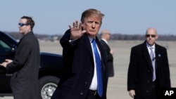 特朗普总统在安德鲁斯联合基地走向空军一号专机，前往河内会晤朝鲜领导人金正恩。（2019年2月25日）