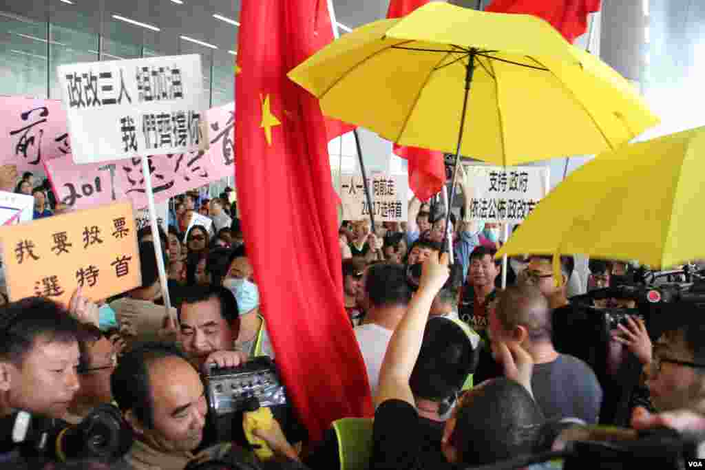 港府公布政改方案对立团体立法会外冲突 （美国之音海彦拍摄 ） 