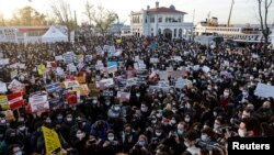 خوێندکارانی زانکۆی بسفۆڕ، هاوکاتی خۆپیشاندانەکەیان دژی بڕیاری سەرۆکی تورکیا بۆ دانانی سەرۆکێکی نوێ بۆ زانکۆکە. ئەرشیف