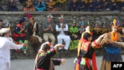 د بريطانيي شهاده وېلیم او د هغه مېرمن کېترین تیر کال د پاکستان په سفر د کېلاش قام دستورې کتلې وې