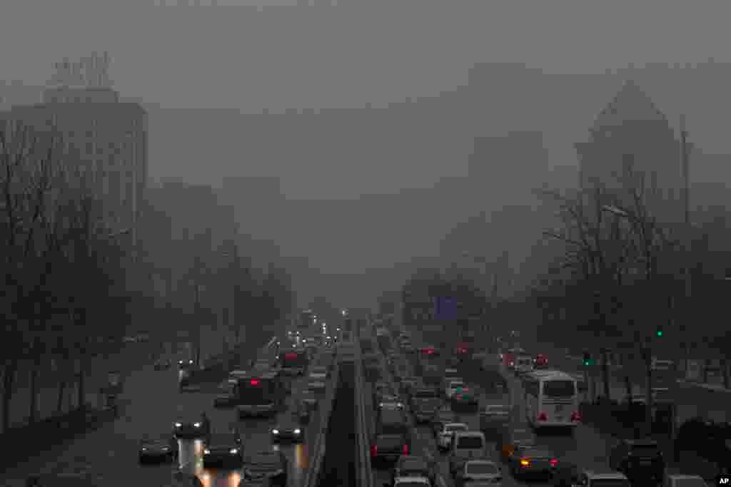 Cars are seen in thick smog in Beijing on Jan. 31, 2013. Air pollution is killing up to 500,000 people a year in China according to the country&rsquo;s former health minister. 