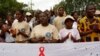 Des gens participent à la marche de Médecins du monde qui encourage le dépistage du VIH et du Sida près de Cotonou, Bénin, le 1er décembre 2007.