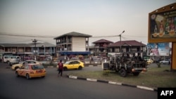 Des soldats patrouillent à Buea, dans la région du Sud-Ouest du Cameroun, le 26 avril 2018.
