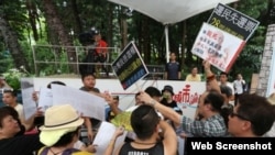 支持和反对政改方案的民众在6月21日电台节目上争吵（苹果日报图片）