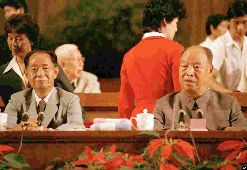 1985年9月3日在北京人民大会堂举行的纪念抗日战争和世界反法西斯战争胜利四十周年大会上，中共总书记胡耀邦和中国人大常委会委员长彭真。