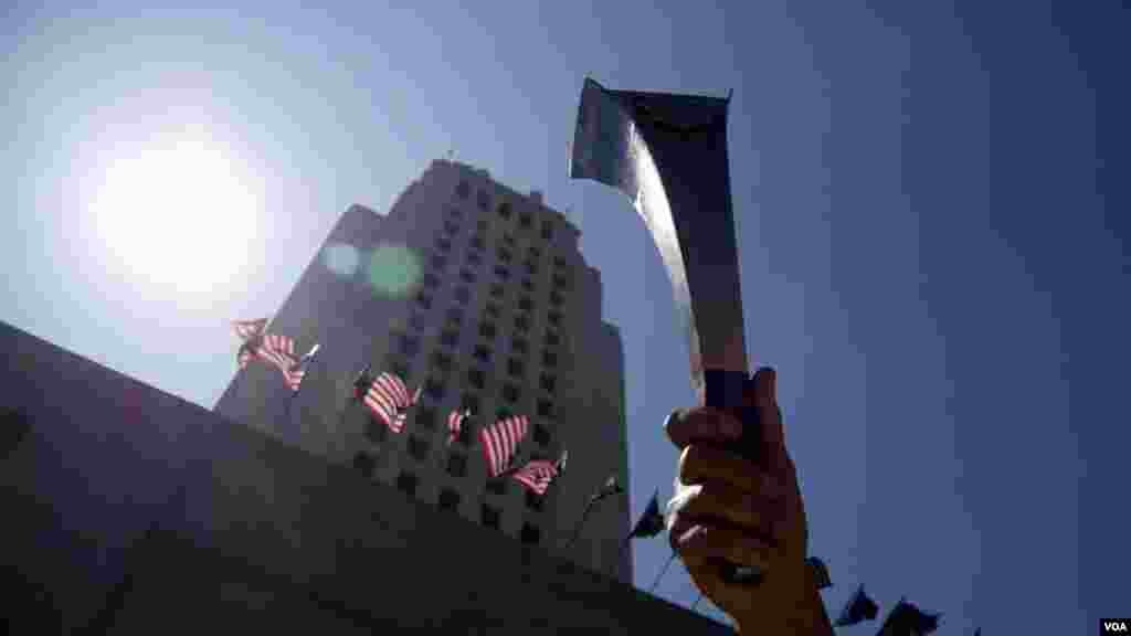 特奥火炬抵达洛杉矶市府（美国之音国符拍摄）