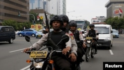 印尼警察在雅加达爆炸现场附近巡逻。 （2016年1月15日）