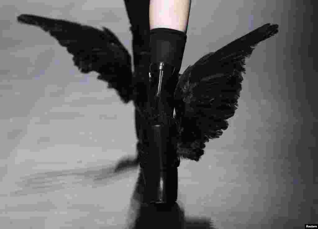 Seorang model mengenakan sepatu kreasi Christian Dada selama pameran Fashion Musim Gugur/Dingin 2013-14 di Tokyo. Christian Dada adalah nama label bagi desainer Jepang Masanori Morikawa yang populer dikenakan para selebriti, termasuk Lady Gaga.