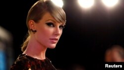 FILE - Taylor Swift arrives at the 2015 MTV Video Music Awards in Los Angeles, California, Aug. 30, 2015. 