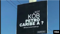 Yon ansèy Petro Caribe ki koke nan yon poto elektrik.