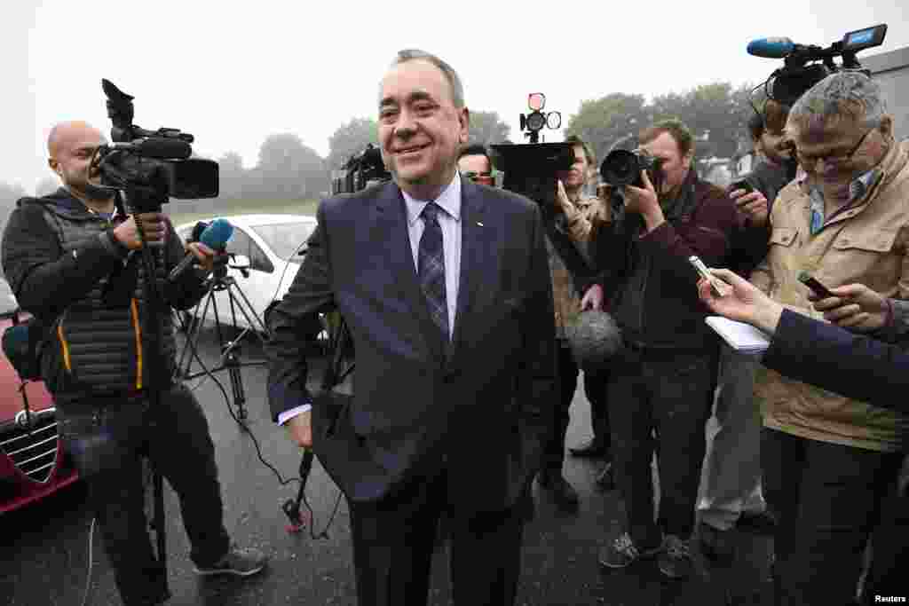 Menteri Utama Skotlandia Alex Salmond berbicara pada media di luar sebuah tempat pemungutan suara di&nbsp;Strichen, Skotlandia (18/9). (Reuters/Dylan Martinez) 