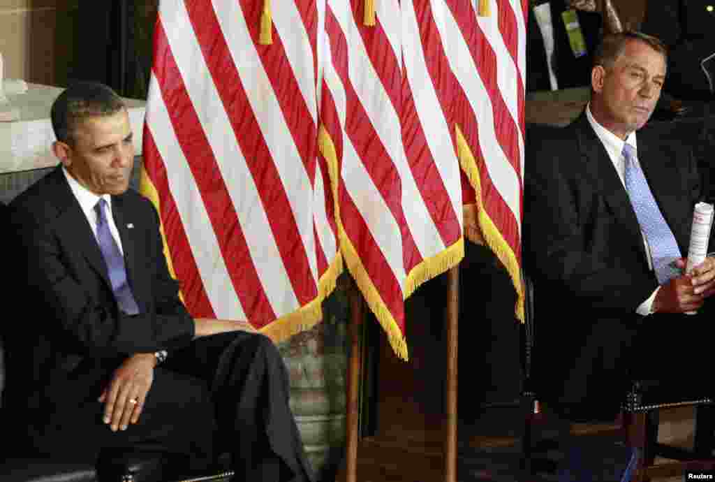 Presiden Amerika President Barack Obama (kiri) duduk berdampingan dengan Ketua DPR, John Boehner, saat peresmian patung aktivis Hak Sipil Rosa Parks, di Statuary Hall, Gedung Kongres Amerika di Washington DC.