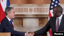 美国国务卿布林肯与英国外交大臣拉米在伦敦举行的联合记者会结束之际握手。(2024年9月10日)