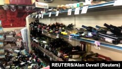 加州南部地区星期五地震后，里奇克莱斯特（Ridgecrest）镇损失严重。图为一个市场中受损的葡萄酒（7月6日）。