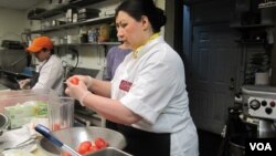 Chef Afsaneh Atash makes a traditional Iranian chicken soup at Alborz, a Persian restaurant in Vienna, Virginia. (VOA/F. Elmasry) 